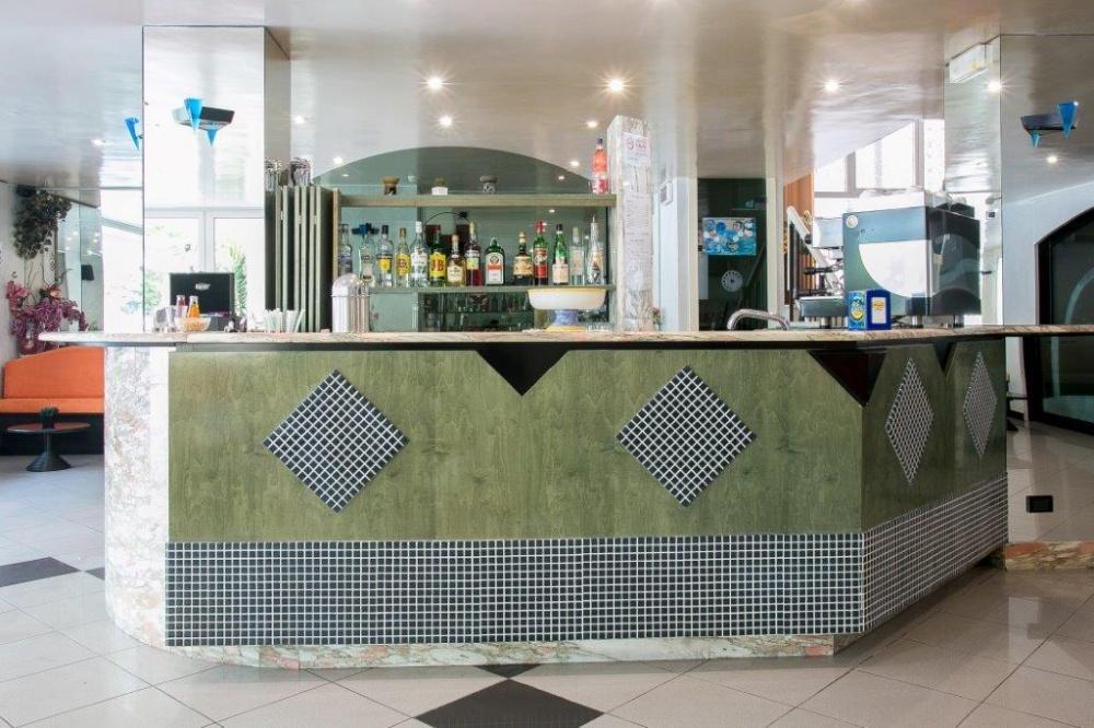 Hotel Vernel Римини Екстериор снимка