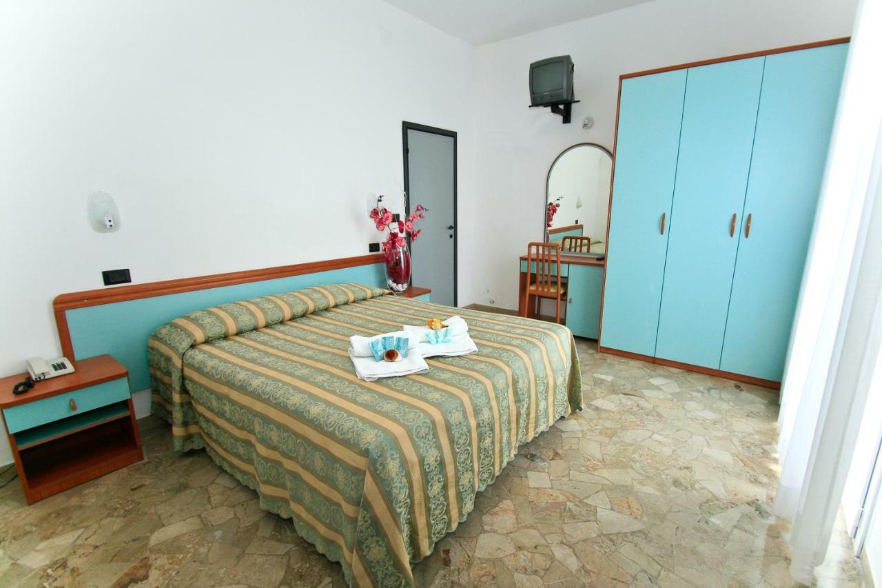 Hotel Vernel Римини Екстериор снимка